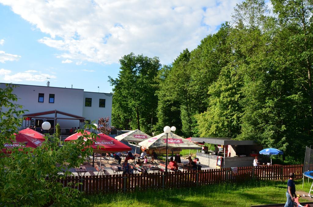 Restaurace A Penzion Zdena Bouda Χράντεκ Κράλοβε Εξωτερικό φωτογραφία