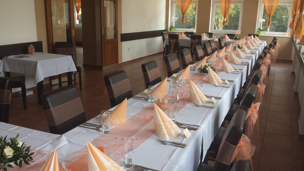 Restaurace A Penzion Zdena Bouda Χράντεκ Κράλοβε Εξωτερικό φωτογραφία