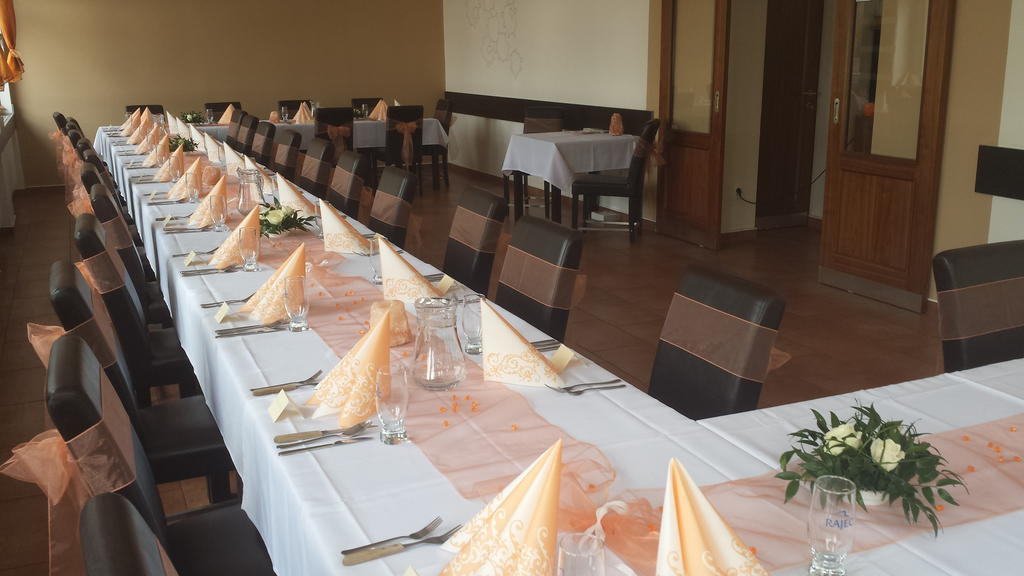 Restaurace A Penzion Zdena Bouda Χράντεκ Κράλοβε Εξωτερικό φωτογραφία